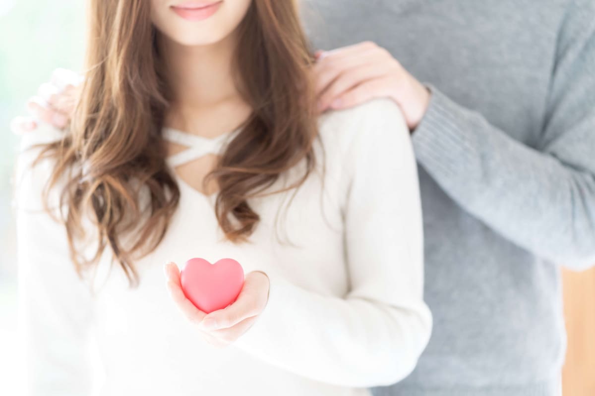 女性の形に手をおく男性