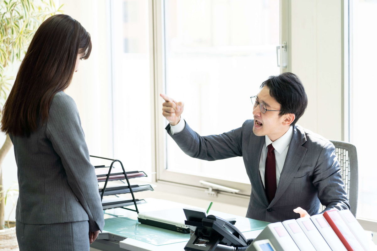上司に叱られる女性