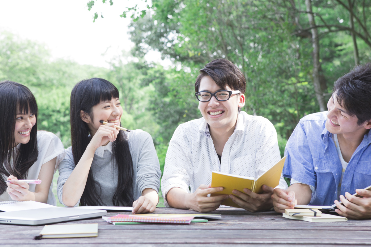 会話をする学生