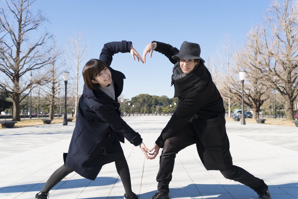 ハートの形をつくるカップル