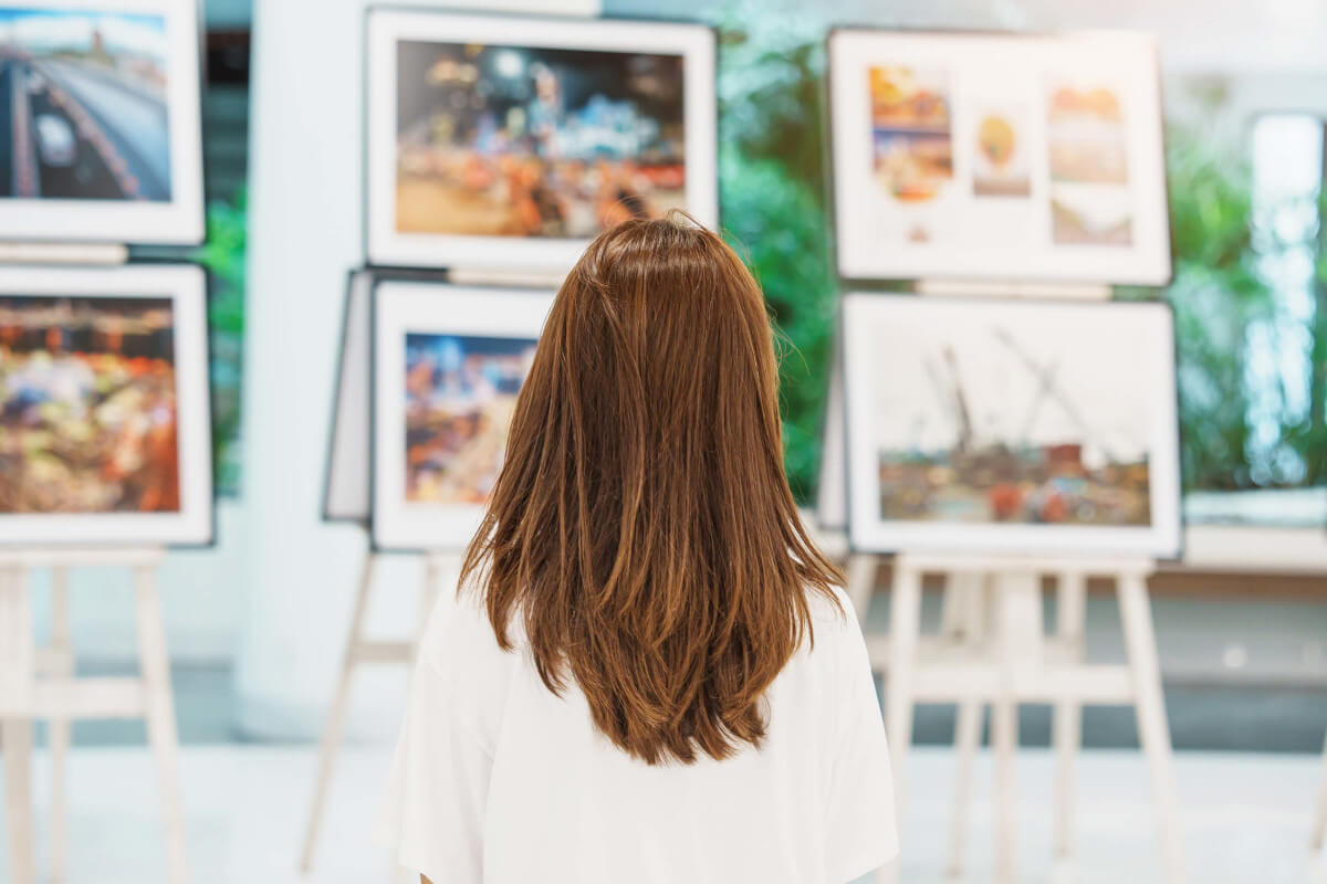絵画を眺める女性